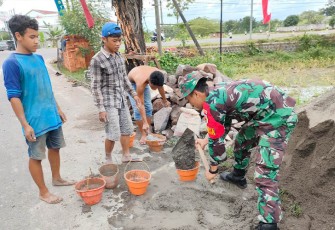 Babinsa Gotong royong Bangun Saluran Irigasi