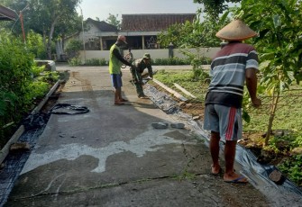 Babinsa saat Koramil Geger Gotong-royong Pelebaran Jalan