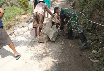 Babinsa Kodim 0802/Ponorogo Ikut Kerja Bakti Buat Jalan