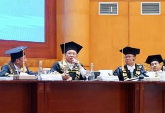 Bamsoet saat menguji TAPD Walikota Madiun Maidi, di Universitas Terbuka, Tangerang Selatan, Selasa (21/11/23).