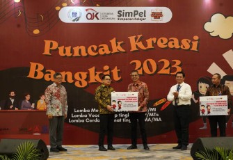 Pencapaian membanggakan itu diterima secara simbolis oleh Direktur Utama bank Jatim Busrul Iman dalam kegiatan Puncak Kreasi Bangkit pada hari Senin (4/9/2023).