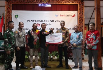Bank Jatim saat Serahkan CSR PJU Solar Cell Buat Pulau Kangean 