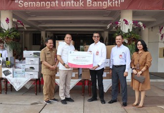 Penyerahan CSR  secara simbolis oleh Direktur Utama Bank Jatim Busrul Iman kepada Wali Kota Surabaya Eri Cahyadi. 