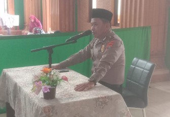 Sat Binmas Restabes Medan saat cooling system di Pondok Pesantren Al Falah Jalan Pelajar Timur, Medan, Minggu (5/11/2023). 