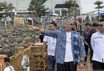 Menteri Pariwisata dan Ekonomi Kreatif Sandiaga Uno saat peninjauan kesiapan destinasi wisata Pantjoran PIK di Jakarta, Selasa (26/12/23).