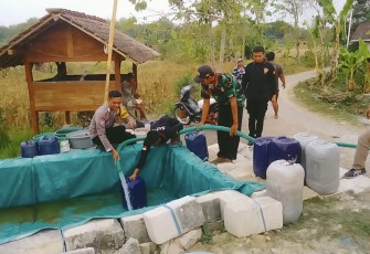 Pengurus IKSPI Kera Sakti cabang Blora mendistribusikan air bersih ke desa Kalen kecamatan Kedungtuban yang alami kekeringan saat musim kemarau.