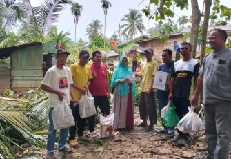 Senator Fachrul Razi Kirim Bantuan Untuk Korban Rumah Ketimpa Pohon di Alue Ie Mirah
