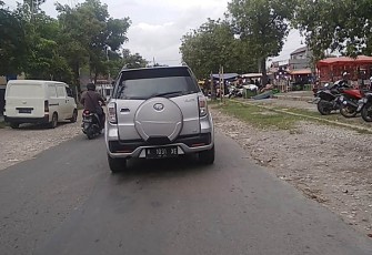 Mobil dinas Camat Kedungtuban yang dikendarai istrinya saat melaju di Jalan RSU Cepu kecamatan Cepu kabupaten Blora, Minggu (26/2/2023) sore.