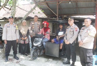 Juwarti akhirnya mendapat bantuan motor roda tiga dari Kapolres Blora AKBP Fahrurozi.