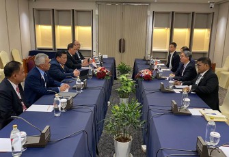 Delegasi Indonesia yang dipimpin Kepala BNN RI, Komjen Pol. Prof. Dr. Petrus R. Golose didampingi Deputi Hukum dan Kerjasama, Drs. Agus Irianto, S.H., M.Si., M.H., Ph.D., Deputi Pemberantasan, I Wayan Sugiri, S.H., S.I.K., M.Si., Direktur Intelijen, Ruddi Setiawan, S.I.K., S.H., M.H., dan Direktur Kerjasama Dr. RM. Aria TM Wibisono saat melangsungkan pertemuan bilateral dengan Delegasi Singapura di sela-sela pelaksanaan The 8th AMMD, Jumat, (11/8).