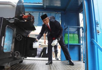 Kepala Badan Narkotika Nasional (BNN) Irjen Pol. Marthinus Hukom saat memulai pemusnahan barang bukti.