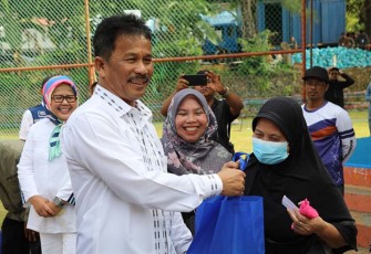 Kepala BP Batam Muhammad Rudi saat Distribusikan 7.200 Paket Sembako di Kecamatan Batu Ampar 