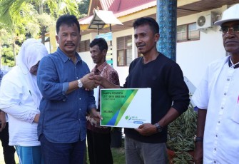 Kepala BP Batam Muhammad Rudi saat secara simbolis Serahkan Kartu BPJS Ketenagakerjaan ke Nelayan Galang