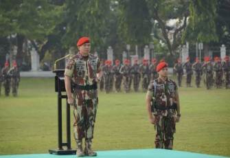 Danjen Kopassus Mayjen TNI Deddy Suryadi, S.I.P., M.Si., saat bertindak sebagai inspektur upacara memperingati Hari Pahlawan ke-78  di Mako Kopassus Cijantung Jakarta, Jumat (10/11/2023).