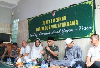 Jumat berkah, Korem 052/Wkr kali ini memberikan bantuan dan santunan kepada anak anak yatim-piatu yang di wakili  oleh Kasiter Kasrem 052/Wkr, Kolonel Arm Mulyadi S.IP bertempat  di Yayasan Raudhatul Hikmah Jl. Aria Putra No. 11 RT 09 RW 01 Kel. Sawah Baru Kec Ciputat Tangerang Selatan, Jumat (22/12/2023)