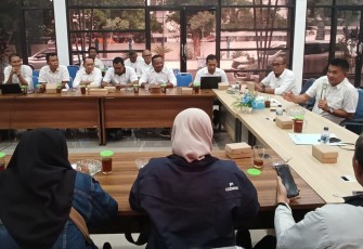 Dirut PUDAM Tirta Lawu Prihanto (memegang mikrofon), saat memberikan keterangan kepada wartawan, Rabu (27/12/2023).