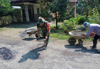 Babinsa Kodim Madiun Bantu Perbaiki Infrastruktur Jalan