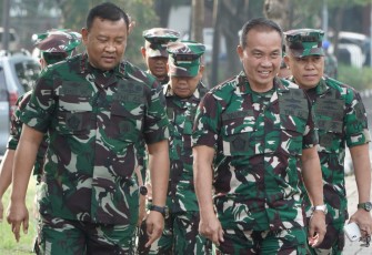 Wakil Komandan Kodiklatal Laksamana Muda TNI Eko Wahjono