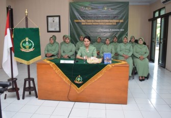 Ketua Persit KCK Cabang XX Dim 0806 Trenggalek Beserta Pengurus saat Ikuti Ceramah Virtual Kesehatan Program Revitalisasi Posyandu