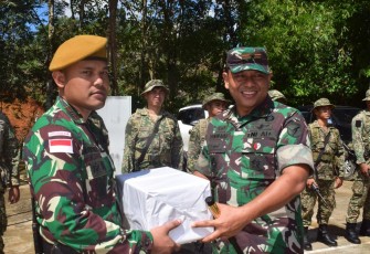 Danrem 121/Abw Brigjen TNI Luqman Arief, S.I.P., Selaku Dankolakops Rem 121/Abw mengunjungi Satgas Pamtas RI-Malaysia Pos Koki Jagoi Babang Yonarmed 16/Tk, pada Selasa (12/12/2023).