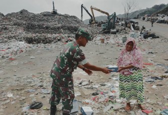 Denhubrem 064/MY Bagikan Nasi Kotak di Jumat Berkah