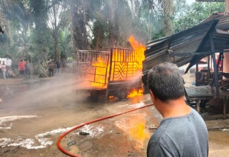 Polsek Bosar Maligas Bantu Evakuasi Korban Kebakaran Mobil yang Dipicu Rokok