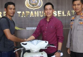 Kurnia Pakpahan (37), korban pencurian dengan pemberatan (Curat), mengucapkan terima kasih ke Kapolres Tapanuli Selatan (Tapsel), AKBP Imam Zamroni, SIK, MH, Kasat Reskrim, AKP Rudy Saputra, SH, MH, serta jajaran, karena sepeda motornya yang sempat dicuri, kini sudah kembali lagi kepadanya.