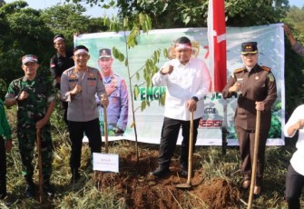 Kapolres Tapanuli Selatan (Tapsel), AKBP Imam Zamroni, SIK, MH, menjelaskan bahwa pihaknya bersama pemerintah daerah, TNI, Kejaksaan, dan stake holder lainnya menanam 1.500 bibit Pohon.