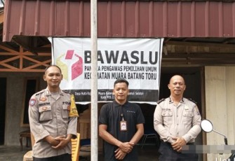 Personel Polsek Batang Toru saat kunjungan silaturrahim ke Panwas Kecamatan Muara Batang Toru