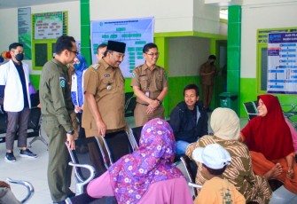 Bupati Pasaman H. Benny Utama kunjungi pasien keracunan massal yang tengah dirawat di RSUD Padang Gelugur dan RSI.