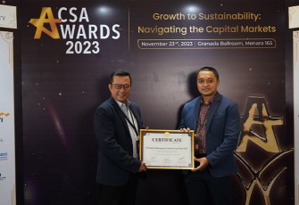 Penghargaan itu diberikan di Menara 165 Granada Ballroom Jakarta, diterima oleh Corporate Secretary Bank Jatim Wioga Adhiarma Aji pada hari Kamis (23/11).