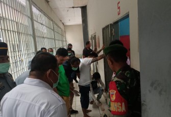 Personil gabungan saat melakukan penggeledahan terhadap warga binaan lapas kelas IIB Bitung