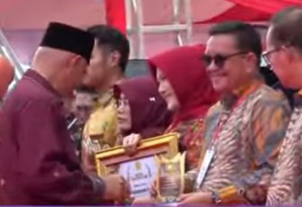 Wali Kota Bitung Maurits Mantiri saat menerima penghargaan