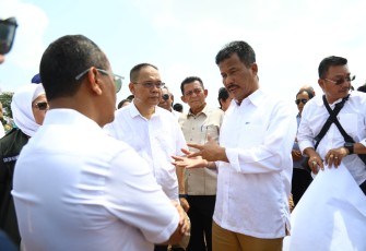 Kepala BP Batam, Muhammad Rudi saat mendampingi Bahlil Lahadalia 