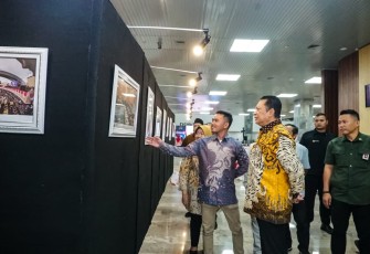 Bamsoet saat melihat foto-foto lomba 