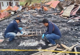 Tim Labfor dari Polda Sumatera Utara (Sumut) menggelar pengecekan dan olah TKP di lokasi 2 unit Mess Karyawan PT Sinohydro yang terbakar, Minggu (5/11/2023) pagi.