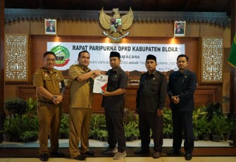 Bupati Blora Arief Rohman saat menyerahkan LKPJ akhir tahun pelaksanaan APBD 2022 kepada pimpinan DPRD, Senin (27/3/2023).