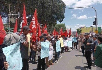 Massa KRPK saat Unras di Depan Kantor Walikota Blitar Peringati Hari Anti Korupsi Sedunia Tahun 2023