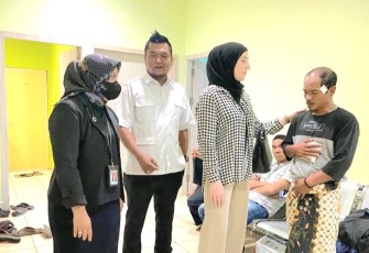 Vera Golenko Istri Wakil Ketua I DPRD Padangsidimpuan Rusydi Nasution Bantu Ikrar Nasution Anak Balita Kurang Mampu yang Sedang Koma di Salah Satu Rumah Sakit Swasta di Kota Padangsidimpuan