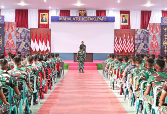 Lantamal IX/Ambon Brigadir Jenderal TNI (Mar) Said Latuconsina M.M., M.T., M.Tr. Opsla memberikan penekanan menjelang perayaan natal dan tahun baru saat jam komandan bertempat di Gedung Dr. J. Leimena Kompleks Lantamal IX Ambon, Desa Halong, Kec. Baguala, Kota Ambon, Provinsi Maluku, Jumat (15/12/2023)