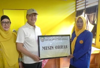 Gubernur Rohidin Serahkan Bantuan Mesin Jahit Kepada Kelompok Disabilitas Bengkulu Selatan