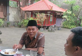 Kepala Kelurahan Kenayan Bekti Sutoto saat di wawancara
