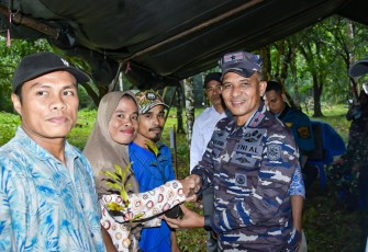 Danlantamal IX Tanam Bibit Cengkeh Bersama IPPMAP dan Moluccas Coastal Care