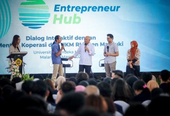  MenKopUKM Teten Masduki saat berdialog dengan mahasiswa Universitas Merdeka dalam program Entrepreneur Hub yang diselenggarakan oleh Kementerian Koperasi dan UKM (KemenKopUKM) di Malang, Rabu (15/03).