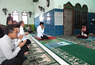 Presiden Jokowi Tunaikan Salat Jumat di Masjid Al Jihad Tanjung Agung