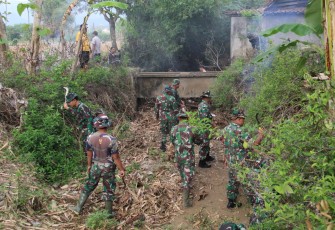 Kodim 0806/Trenggalek Berjuang Bersama Warga Lawan Banjir dan Nyamuk