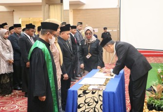 Suasana saat pelantikan 65 Panitia Pemilihan Kecamatan di Grand Royal Denai Bukittinggi.