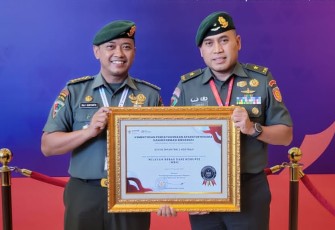 Kasdivif 2 Kostrad, Brigadir Jenderal TNI Primadi Saiful Sulun, S.Sos., M.Si., mewakili Pangdivif 2 Kostrad Mayor Jenderal TNI Haryanto, S.I.P., M.Tr. (Han)., yang juga didampingi oleh Asisten Perencanaan, Kolonel Inf Ruli Nuryanto, S.H., M.I.P. menerima penghargaan.