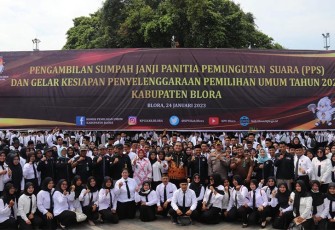 Foto bersama usai Pelantikan anggota PPS Kabupaten Blora