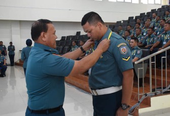 Kepala Kelompok Tenaga Pendidik (Kapokgadik) Kodiklatal, Brigjen TNI Marinir Sarjito saat resmi membuka Kursus Micro Teaching Gelombang 2 TA. 2023, bertempat di Gedung Sudomo JOPR Kodiklatal, Senin (11/12/2023).